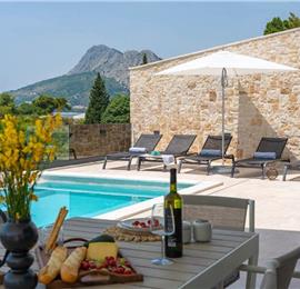 5-Bedroom beach front Villa with Heated Infinity Pool Near Omis, sleeps 10